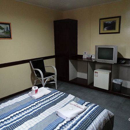 The Southern Cross Hotel Манила Екстериор снимка